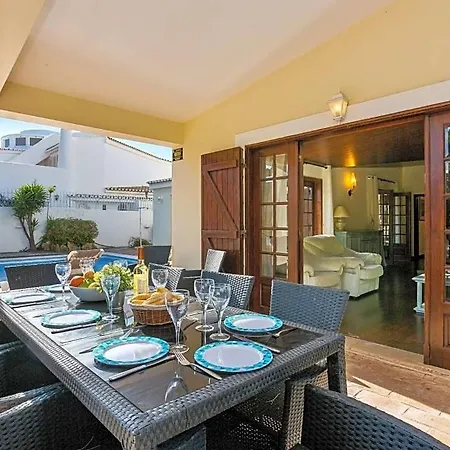 Sleeps 8 With Pool And Air Con