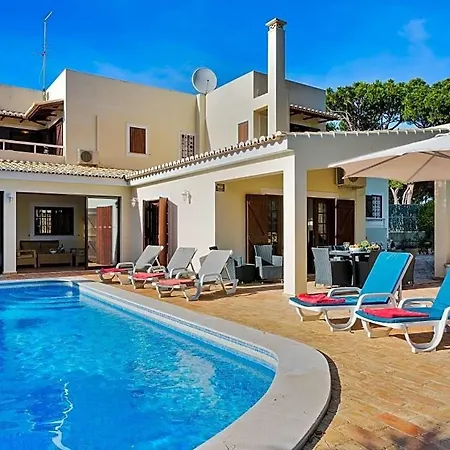 Villa Sleeps 8 With Pool And Air Con