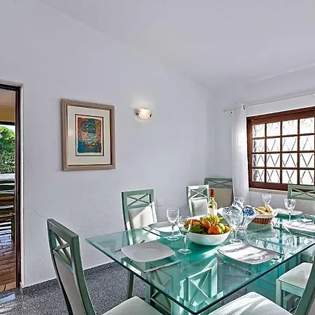 Villa Sleeps 8 With Pool And Air Con