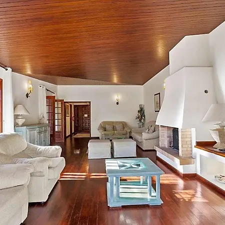 Sleeps 8 With Pool And Air Con