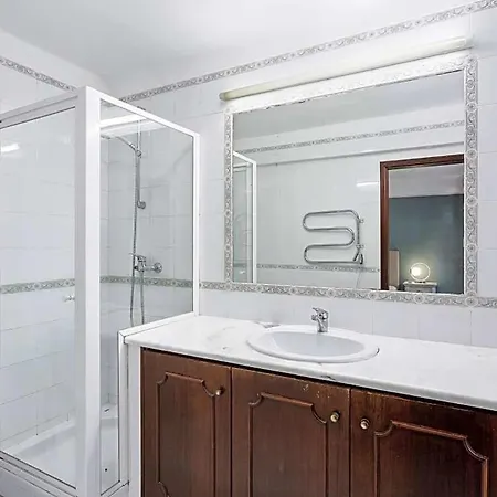Sleeps 8 With Pool And Air Con *