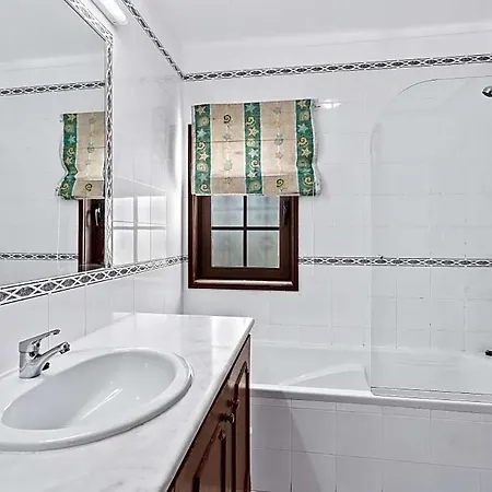 Villa Sleeps 8 With Pool And Air Con