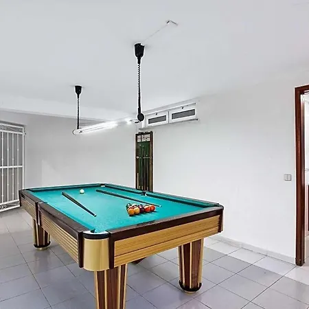 Sleeps 8 With Pool And Air Con