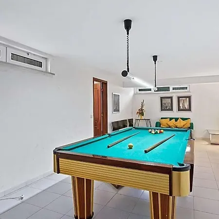 Sleeps 8 With Pool And Air Con Villa *