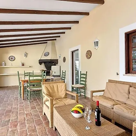 Sleeps 8 With Pool And Air Con فيلة *